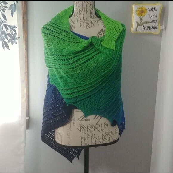 Handmade Crochet Dragon Wing Tringle Wrap/Shawl Blue/Green Ombre 100% Cotton - Picture 3 of 9